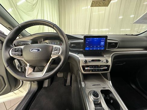 Used 2022 Ford Explorer XLT w/ Equipment Group 202A AWD/4WD image 31