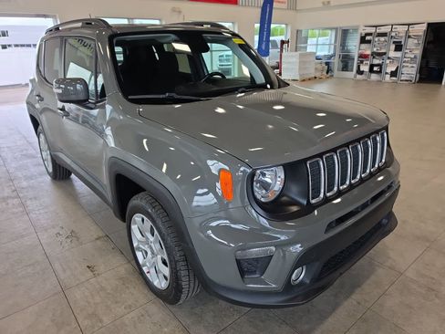 Used 2019 Jeep Renegade Latitude w/ Cold Weather Group AWD/4WD image 5