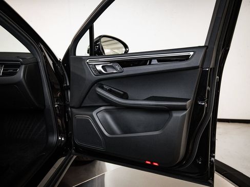 Certified 2023 Porsche Macan AWD/4WD image 27