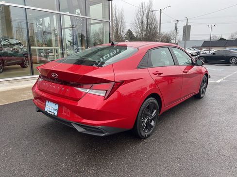 Used 2022 Hyundai Elantra SEL w/ Convenience Package image 3