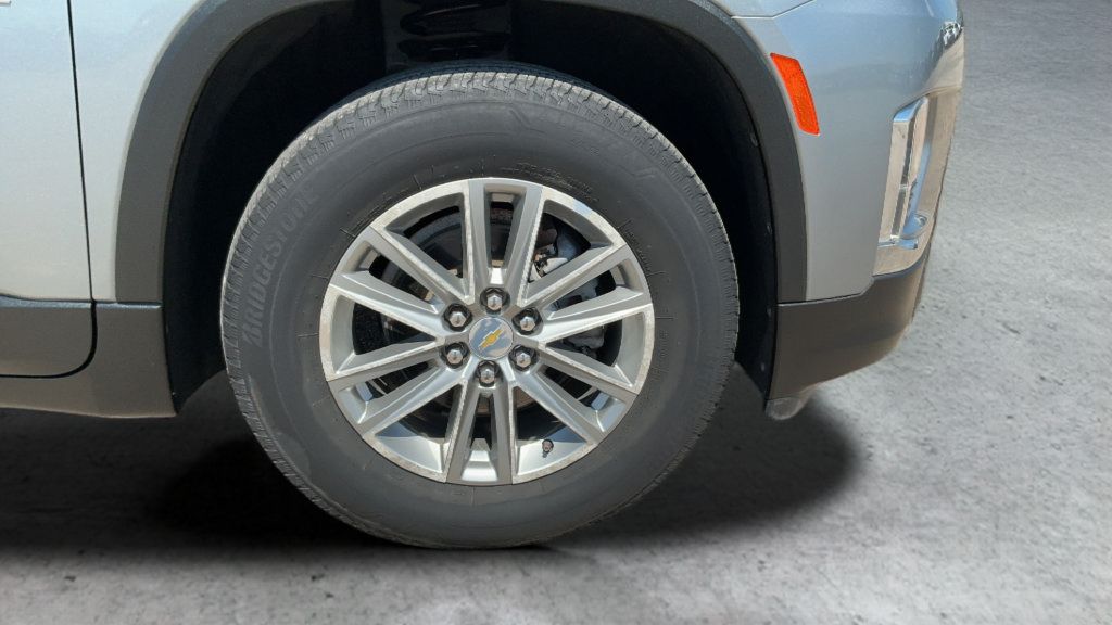 Used 2023 Chevrolet Traverse LT FWD image 25