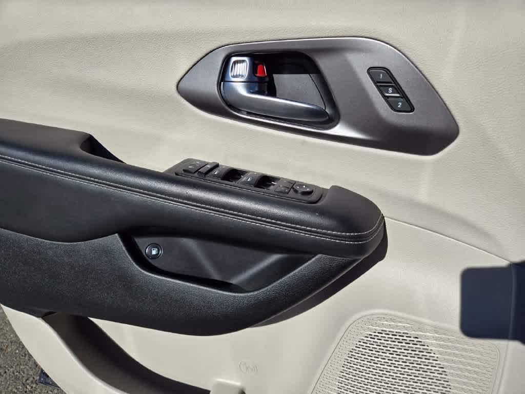 Used 2024 Chrysler Pacifica Limited FWD image 17