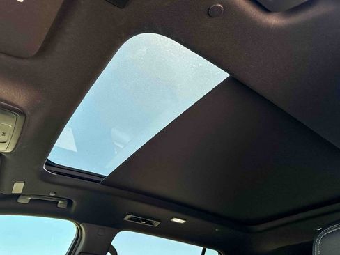 Used 2025 Chevrolet Traverse High Country FWD image 16