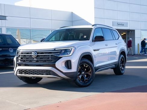 New 2026 Volkswagen Atlas Peak Edition image 2