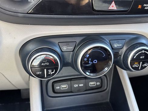 Used 2022 Hyundai Venue Limited image 50