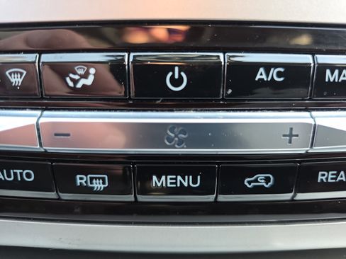 Used 2022 Ford Explorer XLT w/ Equipment Group 202A image 27