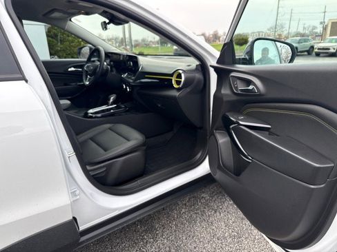 Used 2025 Chevrolet Trax ACTIV w/ Driver Confidence Package image 27
