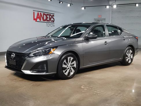 Used 2024 Nissan Altima 2.5 S FWD image 3