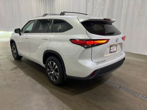 Used 2023 Toyota Highlander XLE AWD/4WD image 5