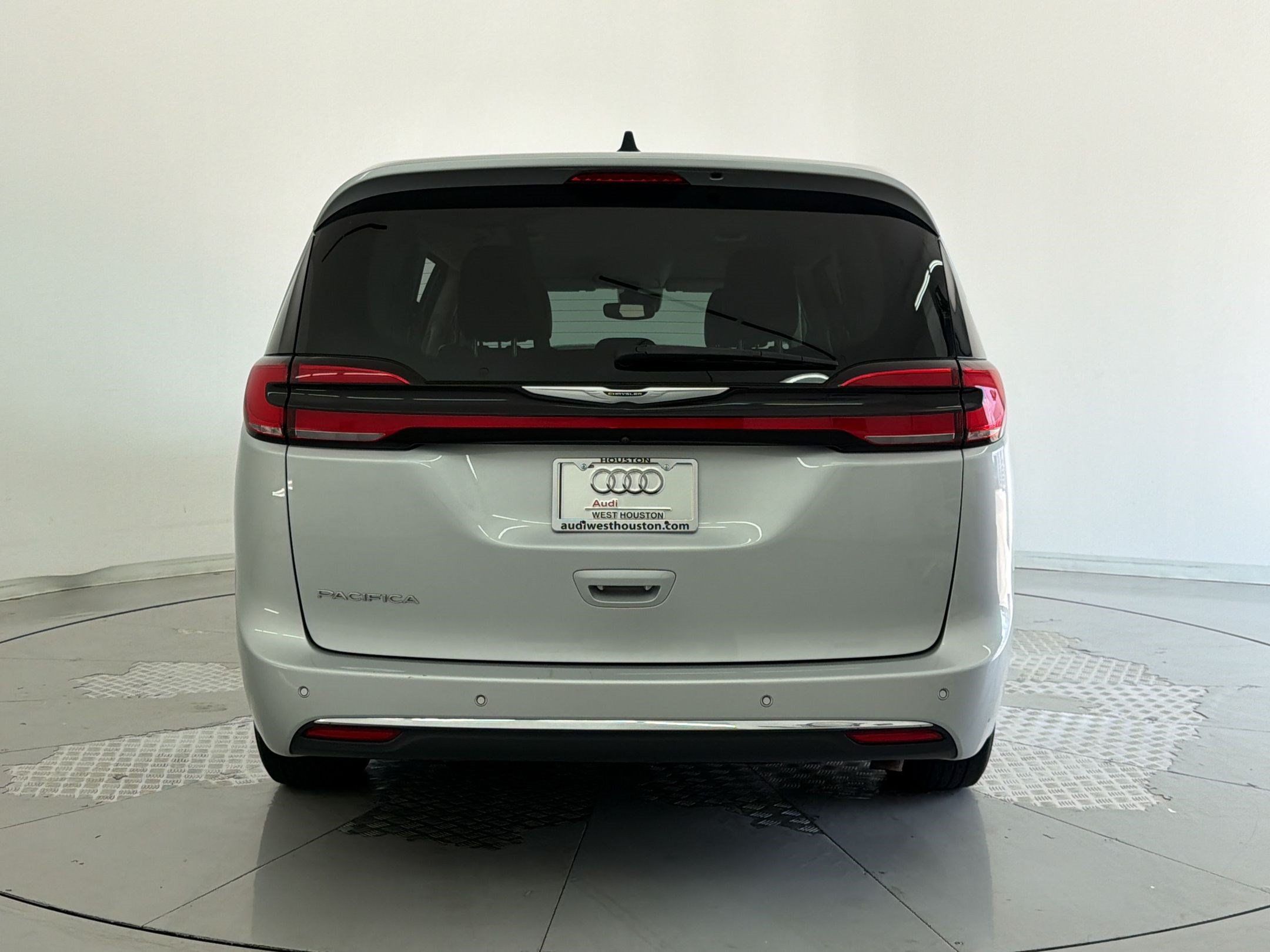 Used 2024 Chrysler Pacifica Touring-L FWD image 10