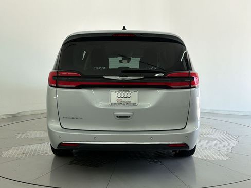 Used 2024 Chrysler Pacifica Touring-L FWD image 10