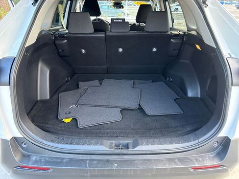 Used 2020 Toyota RAV4 XLE image 27