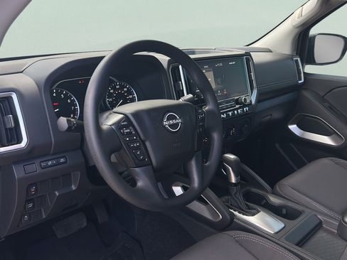 Used 2025 Nissan Frontier SV RWD image 12