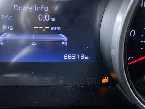 Used 2022 Kia Carnival EX image 4