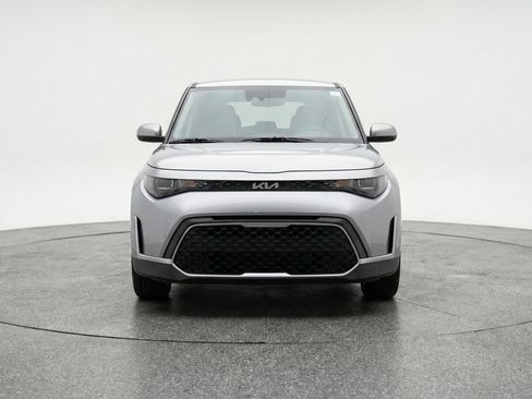 Used 2025 Kia Soul LX w/ LX Technology Package FWD image 2