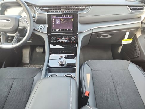 New 2025 Jeep Grand Cherokee L Altitude image 21