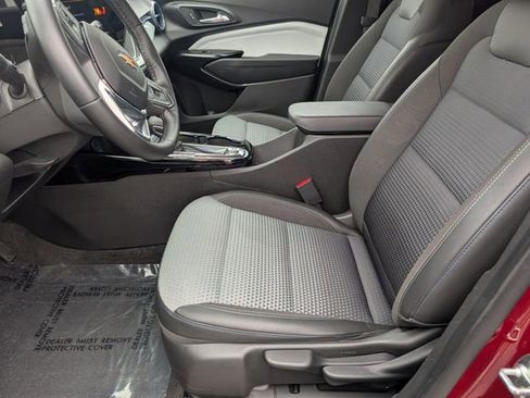 Used 2025 Chevrolet Trax LT w/ LT Convenience Package FWD image 12