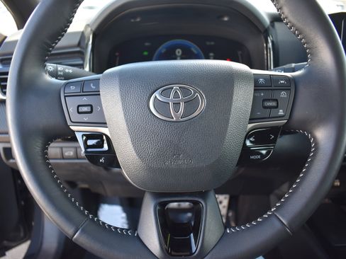 Used 2025 Toyota Camry SE image 13