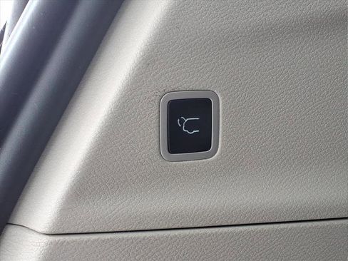 Used 2024 Chrysler Pacifica Touring-L image 11