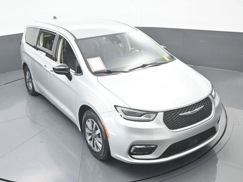 Used 2024 Chrysler Pacifica Select image 60