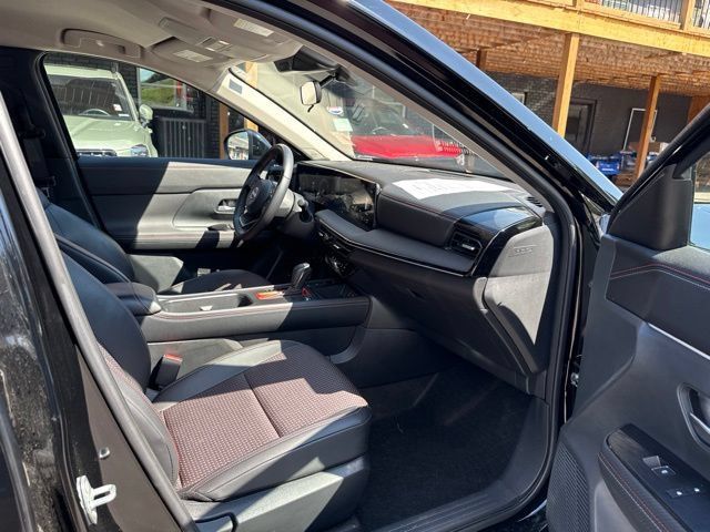 Used 2025 Nissan Kicks SR AWD/4WD image 16