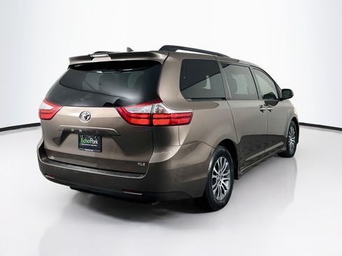 Used 2018 Toyota Sienna XLE FWD image 9
