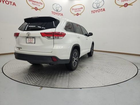 Used 2017 Toyota Highlander LE image 8