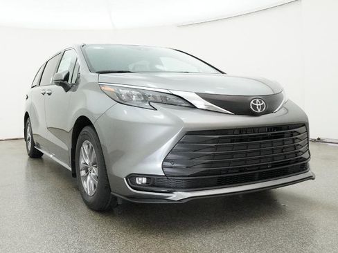 New 2026 Toyota Sienna XLE FWD image 33