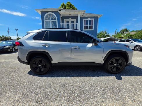 Used 2020 Toyota RAV4 LE FWD image 6