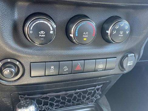 Used 2018 Jeep Wrangler Unlimited Sahara AWD/4WD image 18