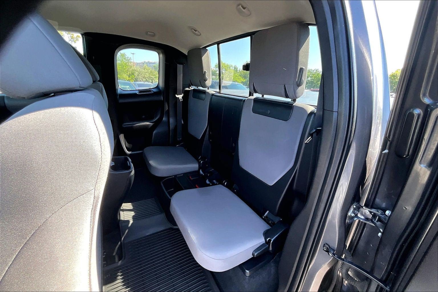 Used 2020 Toyota Tacoma SR5 w/ SR5 Appearance Package (SM) AWD/4WD image 24