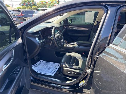 Used 2018 Cadillac XT5 Luxury w/ LPO, Black Ice Package FWD image 12