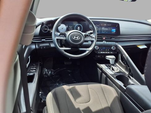 Used 2024 Hyundai Elantra SEL w/ Convenience Package FWD image 4