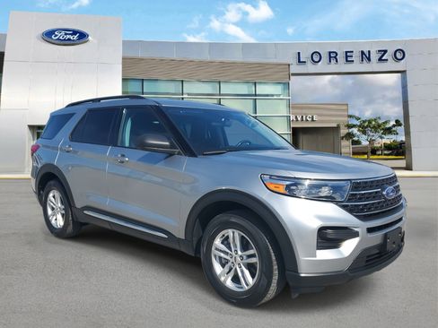 Used 2023 Ford Explorer XLT image 3
