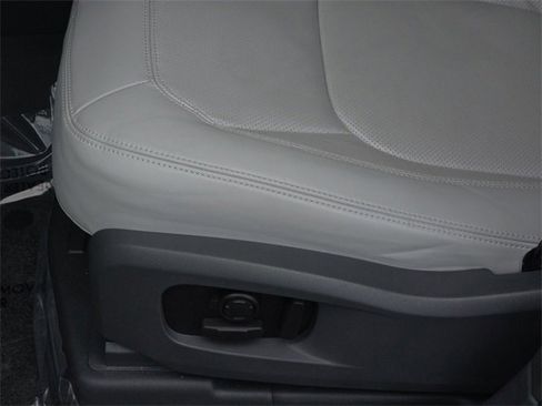 Used 2025 Land Rover Defender 110 S image 30