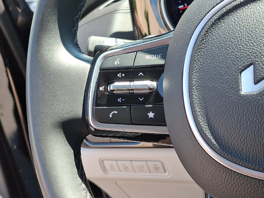 Used 2024 Kia Carnival EX FWD image 22