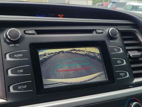 Used 2018 Toyota Highlander LE FWD image 13