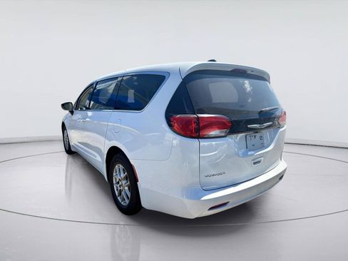 Used 2023 Chrysler Voyager LX FWD image 5