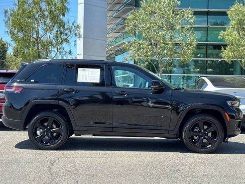Used 2023 Jeep Grand Cherokee Altitude AWD/4WD image 3