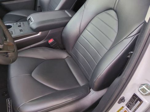 Used 2024 Toyota Highlander XLE image 17