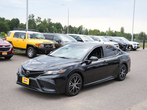 Used 2023 Toyota Camry SE w/ Audio Upgrade Package FWD image 3