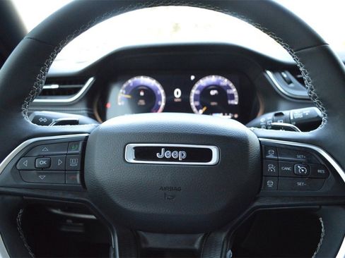 Used 2023 Jeep Grand Cherokee Altitude image 16