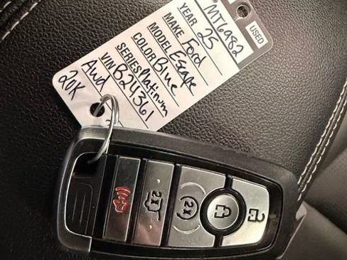 Used 2025 Ford Escape Platinum AWD/4WD image 46