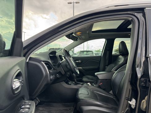 Used 2019 Jeep Cherokee Limited w/ Trailer Tow Group AWD/4WD image 5