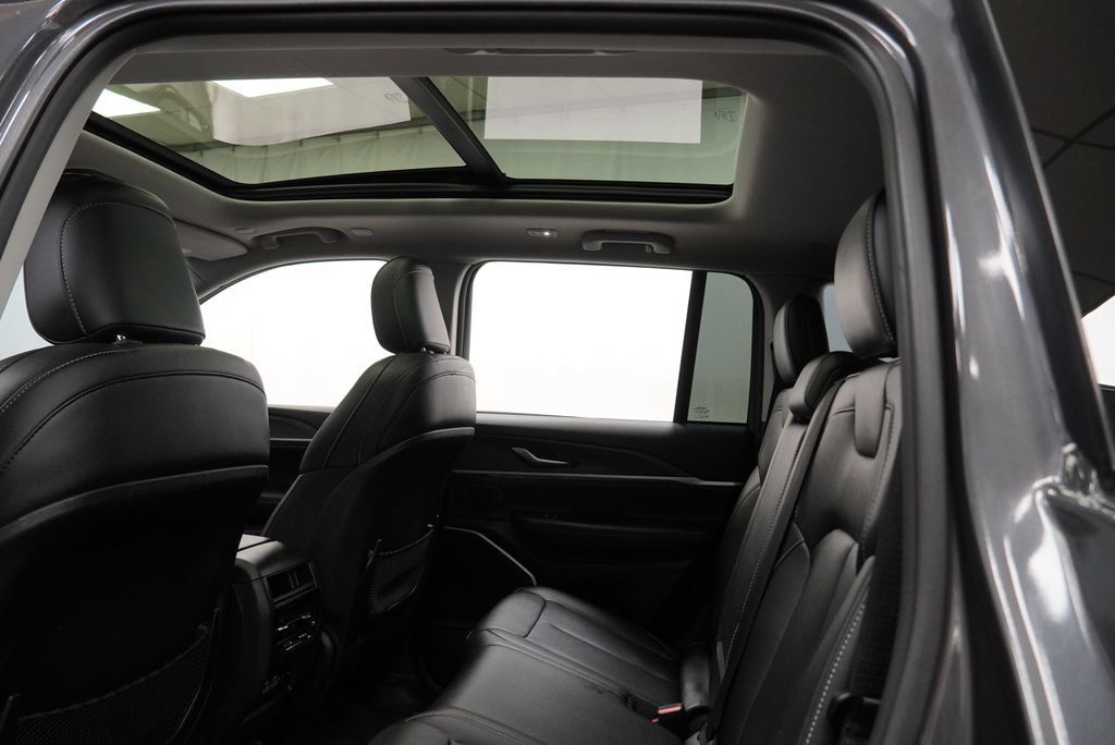 Used 2023 Jeep Grand Cherokee 4WD 4xe image 4