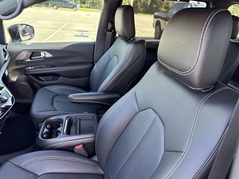 New 2027 Chrysler Pacifica Select FWD image 24