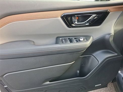 Used 2025 Subaru Forester Sport image 12