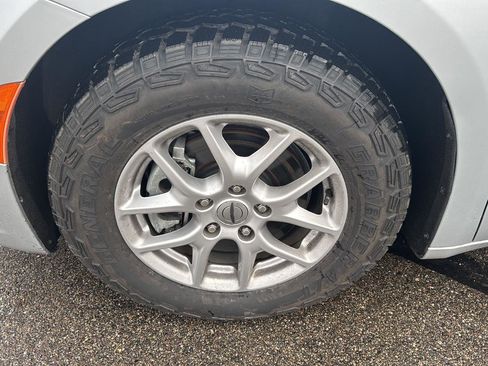 Used 2023 Chrysler Pacifica Touring image 9