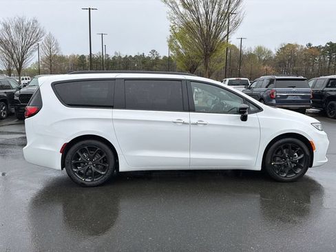 New 2026 Chrysler Pacifica Limited w/ S Appearance Package FWD image 13