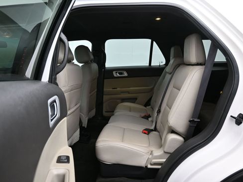 Used 2015 Ford Explorer XLT w/ Equipment Group 202A FWD image 11